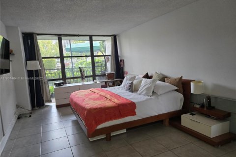 Condo in Hallandale Beach, Florida, 2 bedrooms  № 1816386 - photo 10