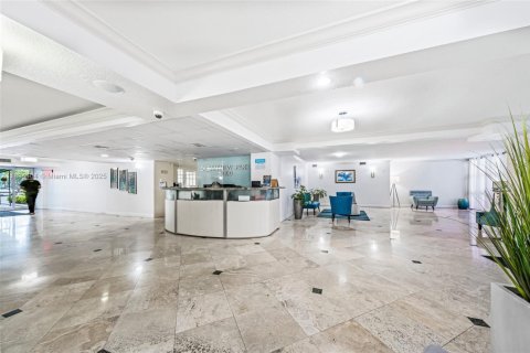 Condo in Hallandale Beach, Florida, 2 bedrooms  № 1816386 - photo 22