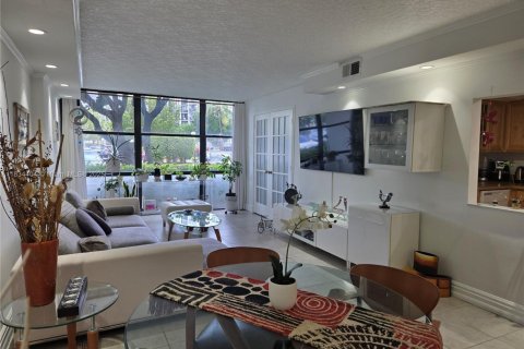 Condo in Hallandale Beach, Florida, 2 bedrooms  № 1816386 - photo 2