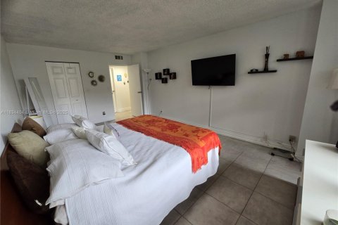Condo in Hallandale Beach, Florida, 2 bedrooms  № 1816386 - photo 12