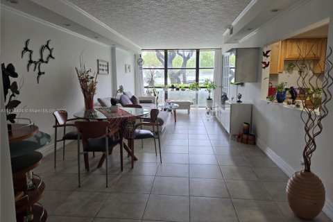 Condo in Hallandale Beach, Florida, 2 bedrooms  № 1816386 - photo 3