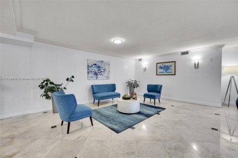 Condo in Hallandale Beach, Florida, 2 bedrooms  № 1816386 - photo 23
