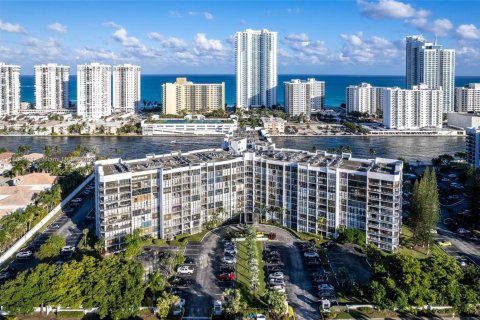 Condo in Hallandale Beach, Florida, 2 bedrooms  № 1816386 - photo 19