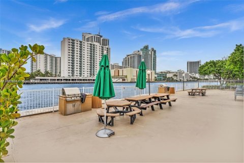 Condo in Hallandale Beach, Florida, 2 bedrooms  № 1816386 - photo 29