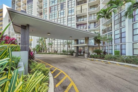 Condo in Hallandale Beach, Florida, 2 bedrooms  № 1816386 - photo 21