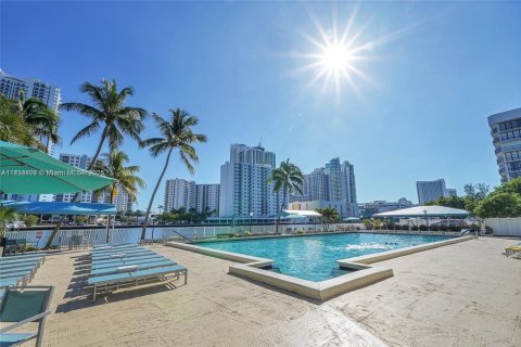 Condo in Hallandale Beach, Florida, 2 bedrooms  № 1816386 - photo 24