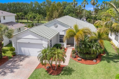 House in Wellington, Florida 5 bedrooms, 262.08 sq.m. № 1665034 - photo 1