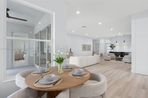 House in Wellington, Florida 5 bedrooms, 262.08 sq.m. № 1665034 - photo 3