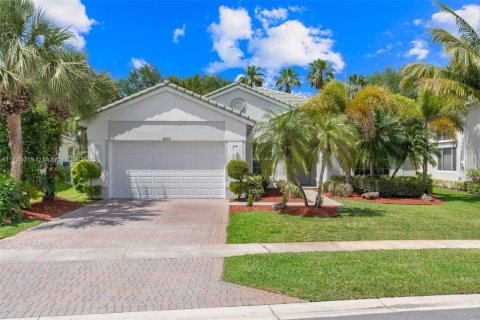House in Wellington, Florida 5 bedrooms, 262.08 sq.m. № 1665034 - photo 9