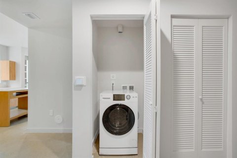 Condo in Miami, Florida, 2 bedrooms  № 2262890 - photo 8
