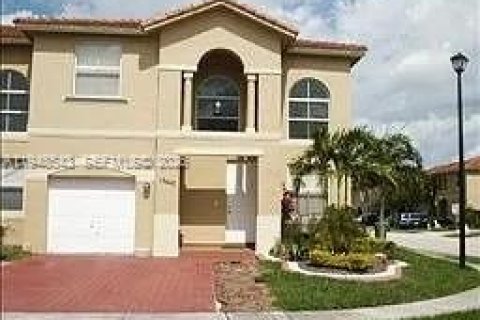 Таунхаус в Пемброк-Пайнс, Флорида 3 спальни, 136.29м2 № 2004743