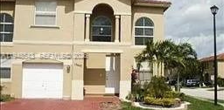 Таунхаус в Пемброк-Пайнс, Флорида 3 спальни, 136.29м2 № 2004743