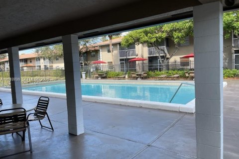 Condo in Coral Springs, Florida, 2 bedrooms  № 2076169 - photo 10