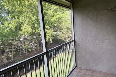 Condo in Coral Springs, Florida, 2 bedrooms  № 2076169 - photo 16
