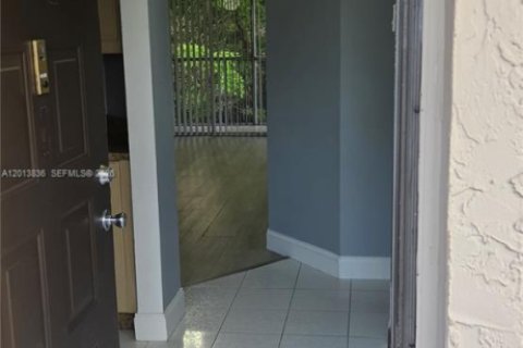 Condo in Coral Springs, Florida, 2 bedrooms  № 2076169 - photo 11