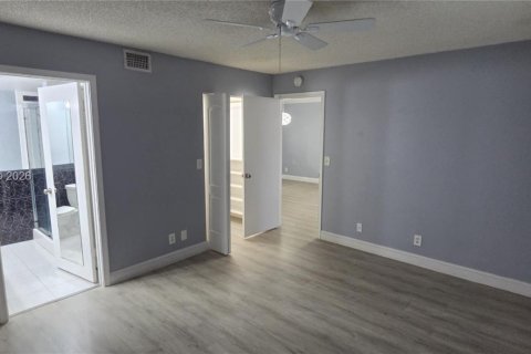 Condo in Coral Springs, Florida, 2 bedrooms  № 2076169 - photo 22