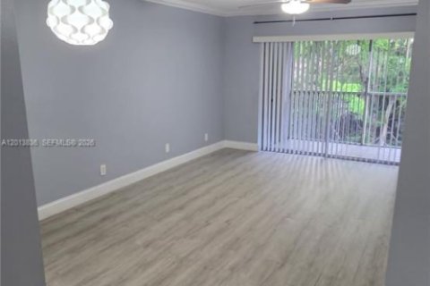 Condo in Coral Springs, Florida, 2 bedrooms  № 2076169 - photo 15