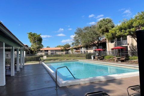 Condo in Coral Springs, Florida, 2 bedrooms  № 2076169 - photo 4