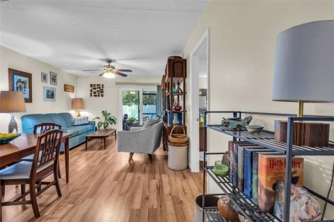 Condo in Tampa, Florida, 2 bedrooms  № 2394099 - photo 9