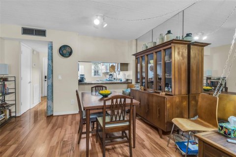 Condo in Tampa, Florida, 2 bedrooms  № 2394099 - photo 11