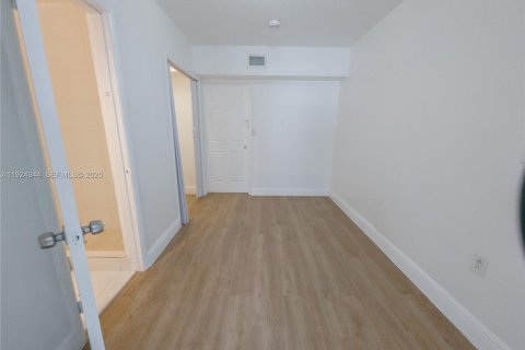 Снять в аренду коммерческую недвижимость в Майами, Флорида 1 спальня, 23.23м2, № 1983032 - фото 5