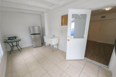 Снять в аренду коммерческую недвижимость в Майами, Флорида 1 спальня, 23.23м2, № 1983032 - фото 2
