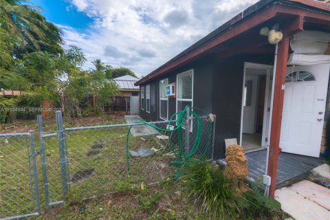 Снять в аренду коммерческую недвижимость в Майами, Флорида 1 спальня, 23.23м2, № 1983032 - фото 1