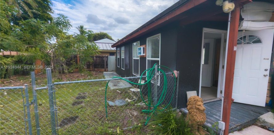 Коммерческая недвижимость в Майами, Флорида 1 спальня, 23.23м2 № 1983032