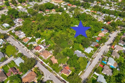Propiedad comercial en venta en Miami, Florida № 1937244 - foto 10