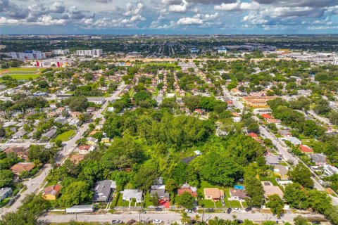 Propiedad comercial en venta en Miami, Florida № 1937244 - foto 11
