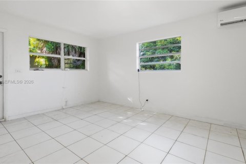 House in Fort Lauderdale, Florida 2 bedrooms, 225.66 sq.m. № 2399677 - photo 2