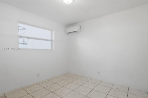 House in Fort Lauderdale, Florida 2 bedrooms, 225.66 sq.m. № 2399677 - photo 3