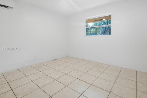 House in Fort Lauderdale, Florida 2 bedrooms, 225.66 sq.m. № 2399677 - photo 4