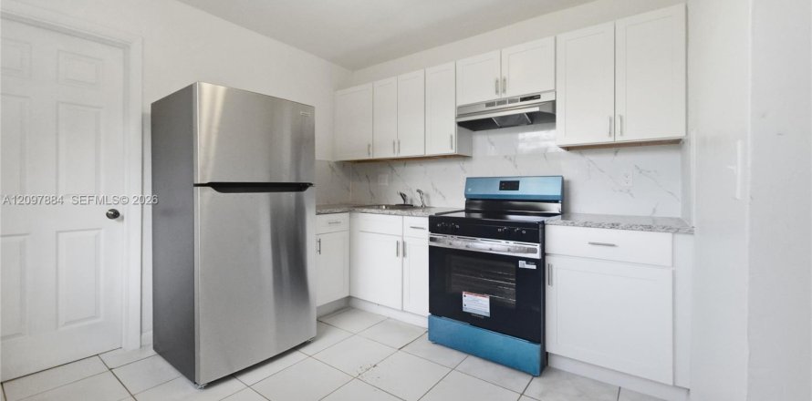 House in Fort Lauderdale, Florida 2 bedrooms, 225.66 sq.m. № 2399677