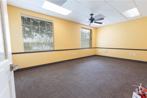 Commercial property in The Villages, Florida 552.77 sq.m. № 2104362 - photo 17
