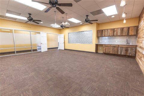 Commercial property in The Villages, Florida 552.77 sq.m. № 2104362 - photo 10