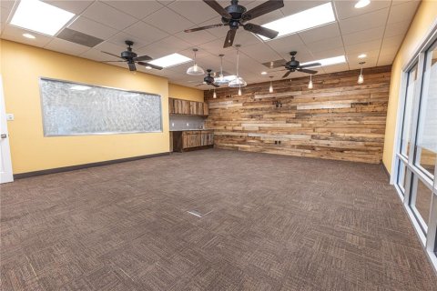 Commercial property in The Villages, Florida 552.77 sq.m. № 2104362 - photo 9