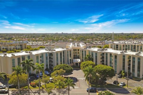 Copropriété à louer à Miami, Floride: 2 chambres, 84.54 m2 № 1964445 - photo 1