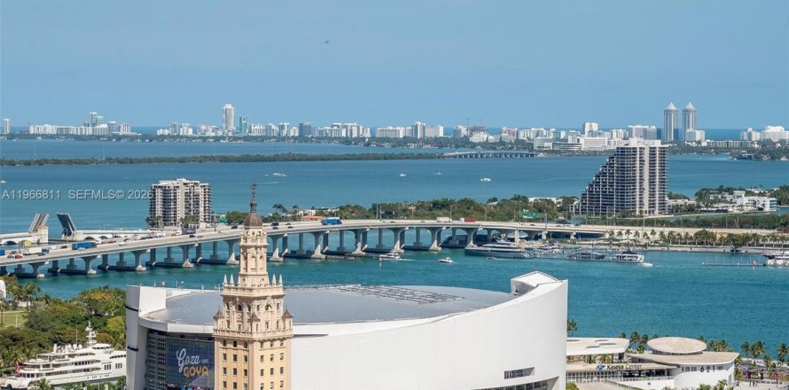 Condominio en Miami, Florida, 1 dormitorio  № 2029933