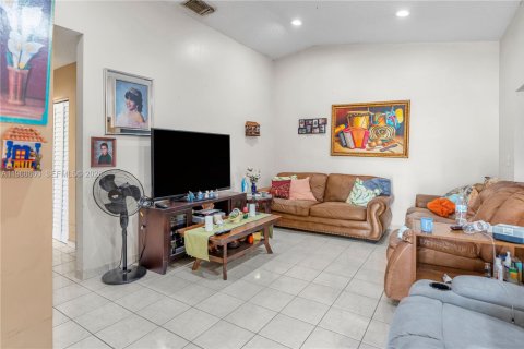 House in Miami, Florida 3 bedrooms, 104.61 sq.m. № 2031794 - photo 6
