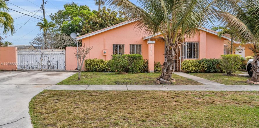 House in Miami, Florida 3 bedrooms, 104.61 sq.m. № 2031794