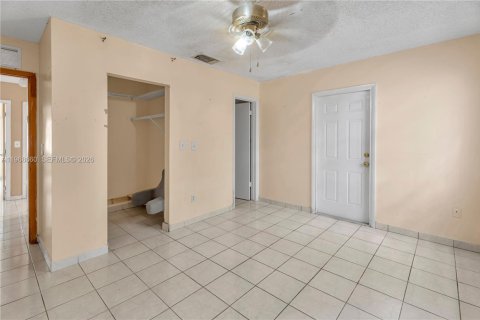 House in Miami, Florida 3 bedrooms, 104.61 sq.m. № 2031794 - photo 11