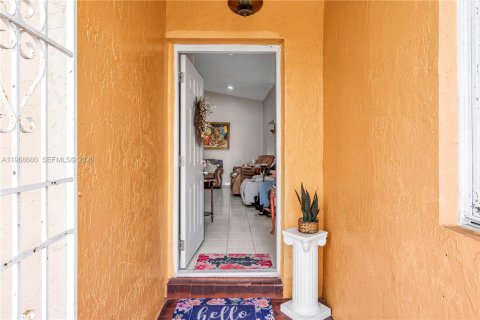 House in Miami, Florida 3 bedrooms, 104.61 sq.m. № 2031794 - photo 3