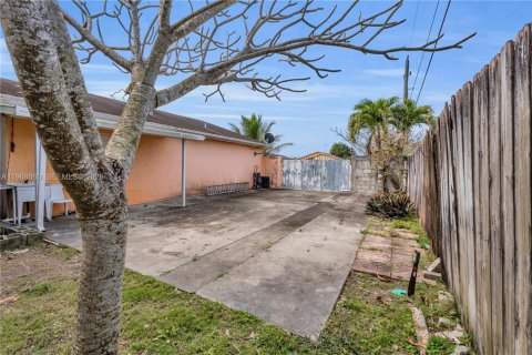 House in Miami, Florida 3 bedrooms, 104.61 sq.m. № 2031794 - photo 15