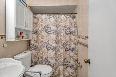 House in Miami, Florida 3 bedrooms, 104.61 sq.m. № 2031794 - photo 9