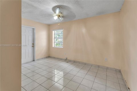 House in Miami, Florida 3 bedrooms, 104.61 sq.m. № 2031794 - photo 12