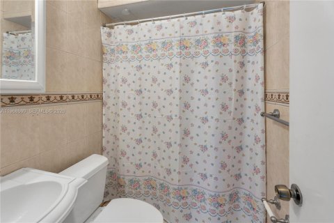 House in Miami, Florida 3 bedrooms, 104.61 sq.m. № 2031794 - photo 10