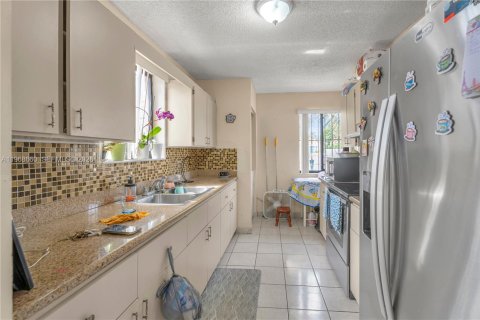 House in Miami, Florida 3 bedrooms, 104.61 sq.m. № 2031794 - photo 17