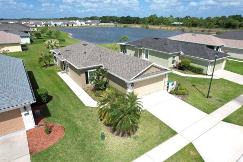 House in Palm Bay, Florida 3 bedrooms, 117.06 sq.m. № 2245580