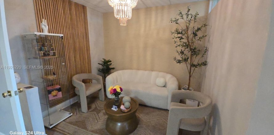 Propiedad comercial en South Miami, Florida № 1983781